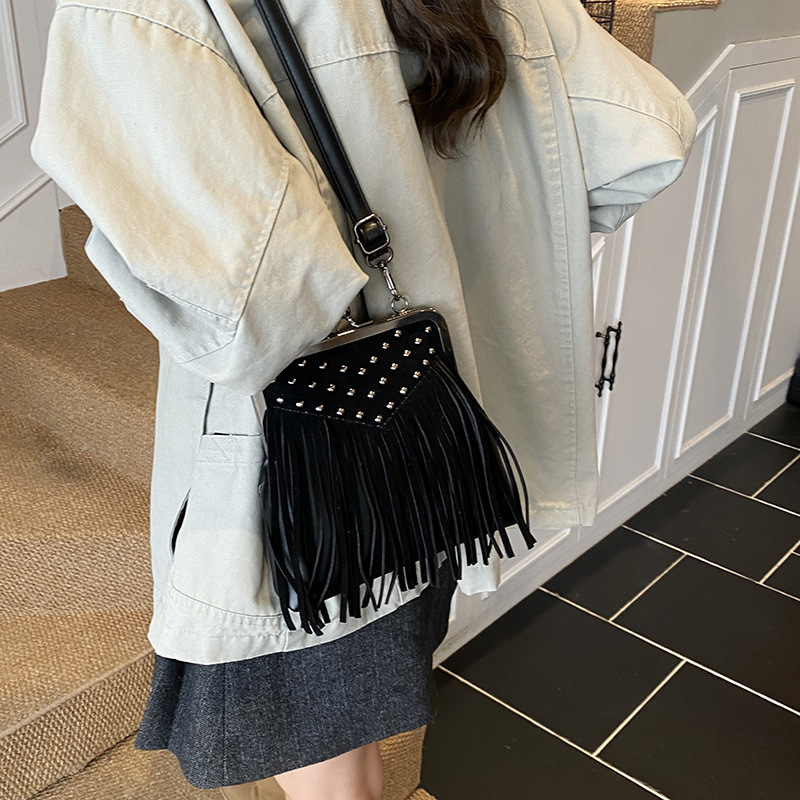 Women's Fashion Rivet Handheld - Vintage Fashion Collection ulasan dan harga