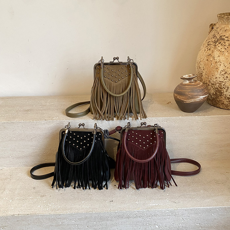 Women's Fashion Rivet Handheld - Vintage Fashion Collection ulasan dan harga
